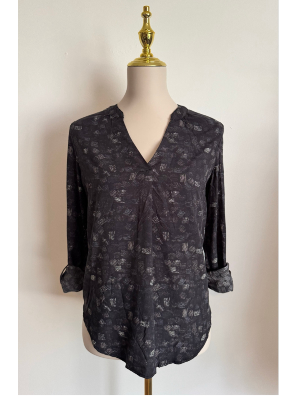 Women's Karissa & Me Blouse Size S Black White Patterned V-Neck Top